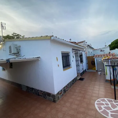 Holiday home Xalet Amb Piscina Privada Empuriabrava